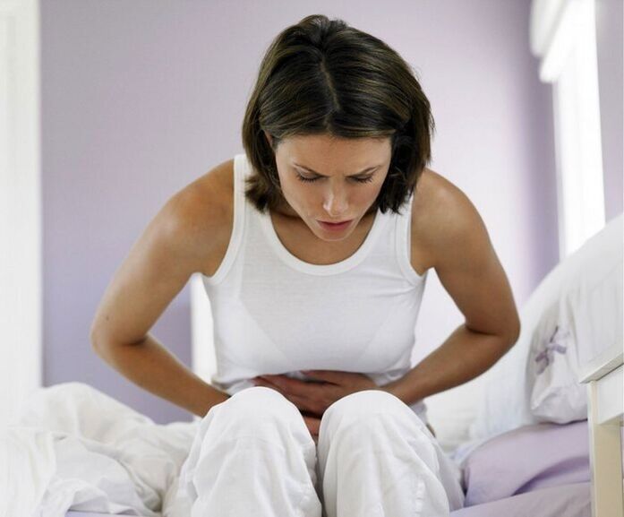Женщину беспокоят симптомы глистного заболевания